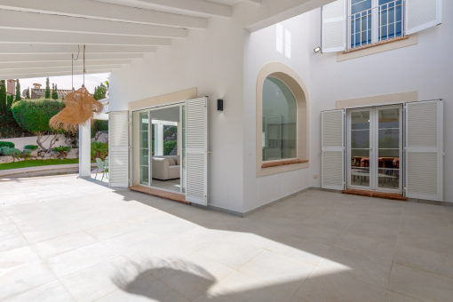 Halb überdachte Terrasse 