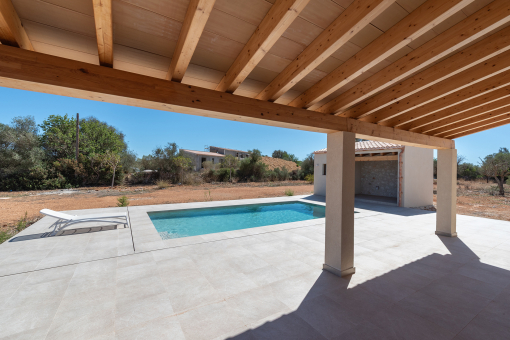 Terraza con vistas a la piscina