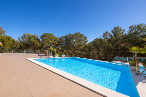 Pool mit Sonnenterrasse