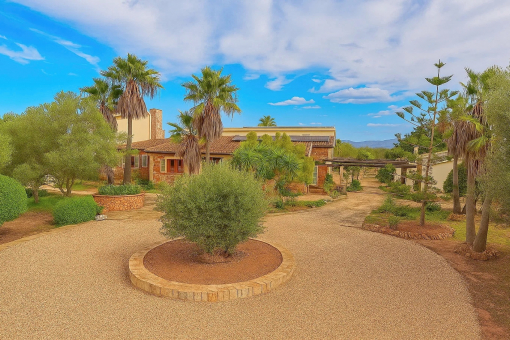 Circular driveway of the country house