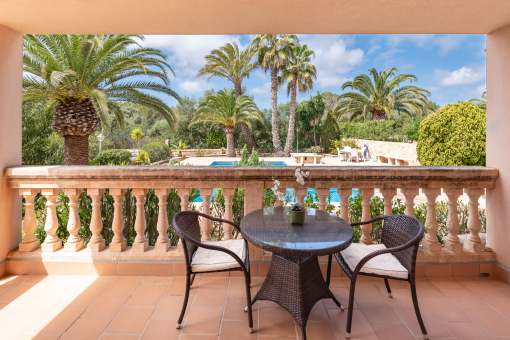 Sunny first floor apartment with large terrace and communal pool near the beach in Portocolom
