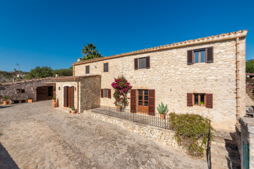 Stylishly renovated finca with far-reaching views, in-law suite, garage and pool near Sineu
