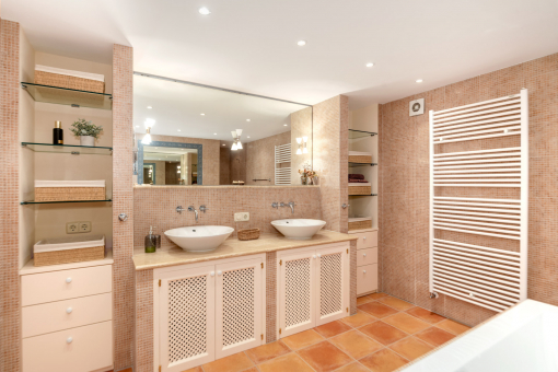 Spacious bathroom with both shower and bathtub