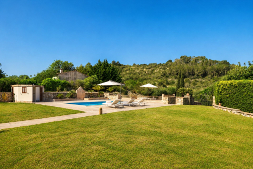 Pool und Gartenbereich einer Finca mit viel Privatsphäre in Sineu