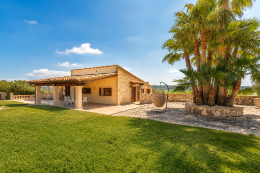 Mediterrane Finca mit Garten, Terrasse und Palmen in Sineu