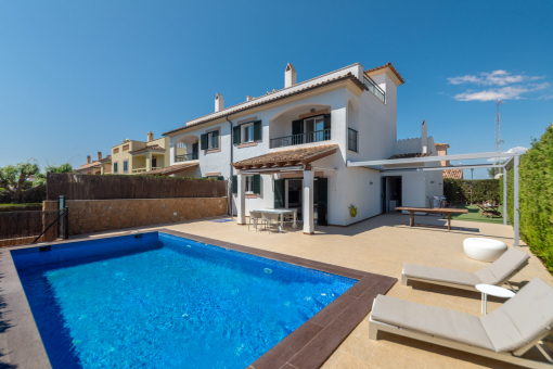 Stylish townhouse with roof terrace and sea views in Son Veri Nou
