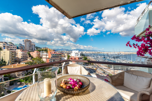 Charming apartment with sea views and communal pool in Porto Pí
