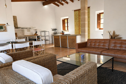 Cocina abierta con sala de estar espacioso