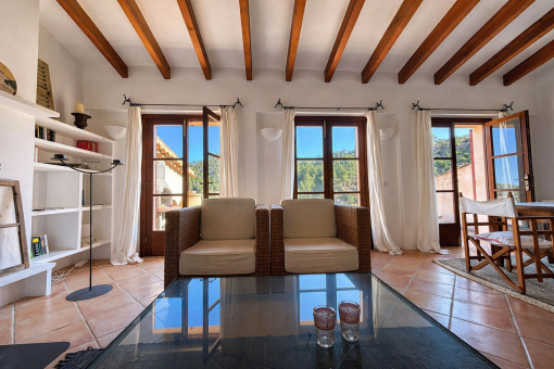 Sala de estar con chimenea