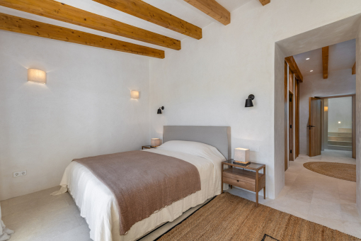 Master bedroom with living area, private balcony, dressroom and bathroom en Suite with bathtub