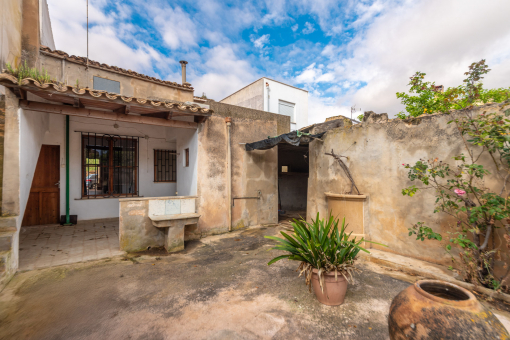 Mallorcan village house with large garden, garage and lots of potential in Llucmajor