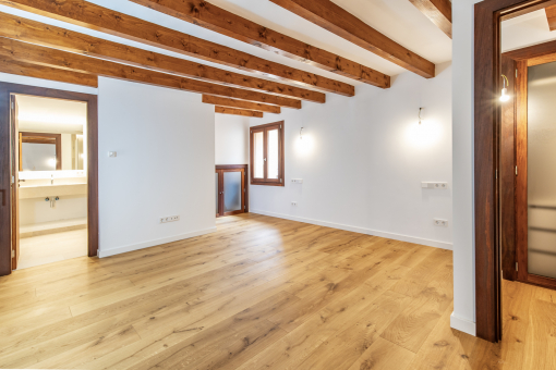 Bedroom with en suite bathroom and walk-in closet