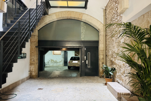 Entrance area with access to the garage