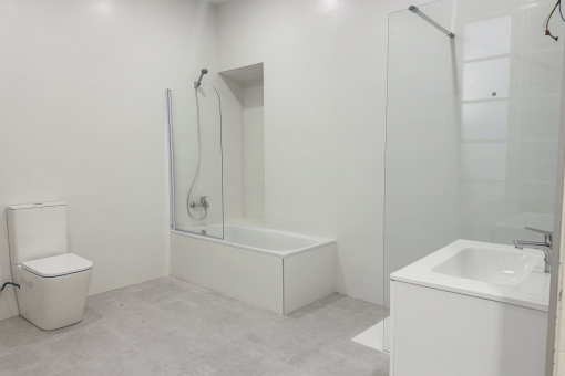 One of the 2 bathrooms