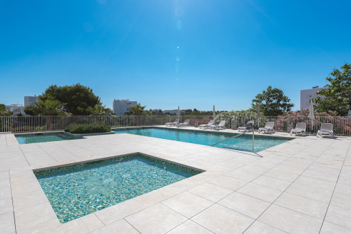 Gemeinschaftspool mit Sonnenterrasse