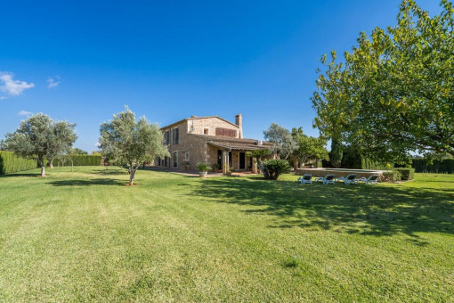 Spacious garden with well-kept lawn and lots of privacy