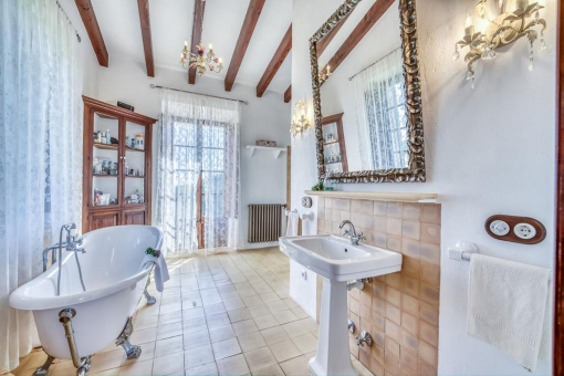 Spacious bathroom with bath tub
