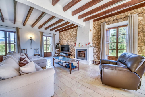 Bright living area with fireplace and natural stone accents – perfect for cosy moments