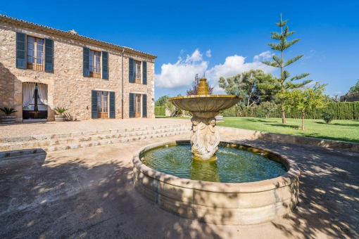 View of the finca with idyllic garden and fountain