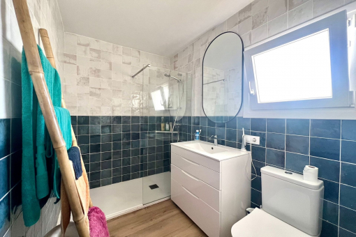 One of 2 bathrooms