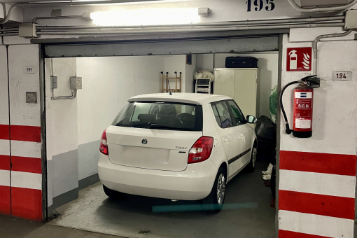 Lockable electric roller gate