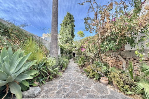 House in need of renovation with Mediterranean garden in Llucmajor