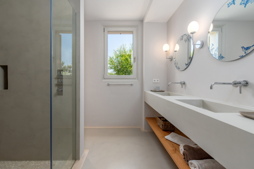 One of 5 bathrooms