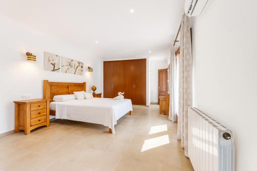 Dormitorio principal luminoso con armario empotrado grande y aire acondicionado