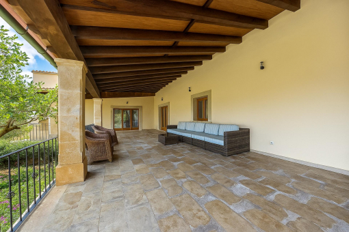 Balcón superior con zona de estar y vistas al jardín