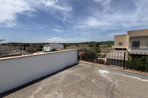 Spacious and sunnyoof top terrace