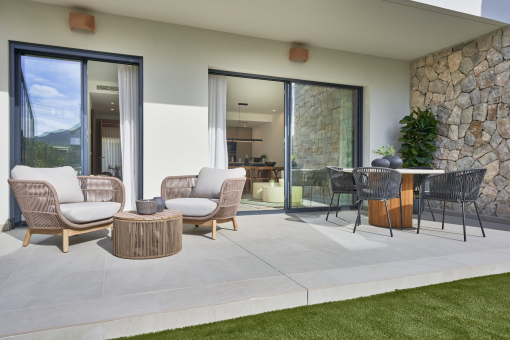 Idyllic terrace with access to the garden