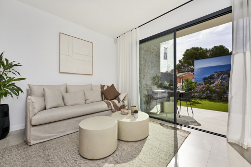 Bright living room with direct access to the private garden