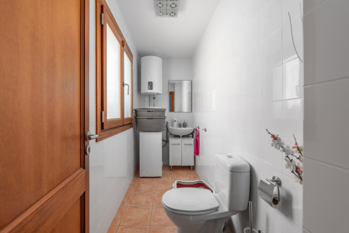 Utility room with WC