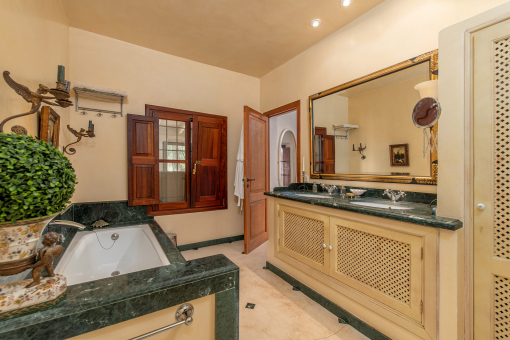 Eines von 5 Badezimmern