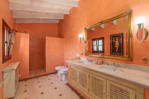 Eines von 5 Badezimmern