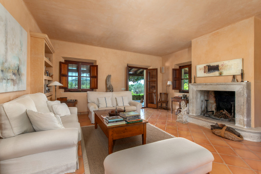 Gemütlicher Wohnbereich mit Kamin