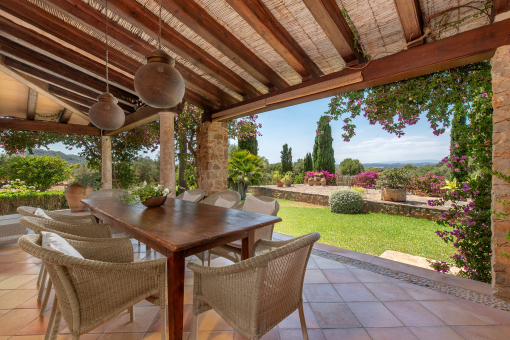 Überdachte Terrasse mit Weitblick