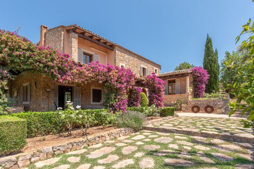 Finca mit traditionellen Naturstein