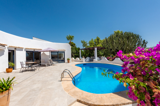 Villa with Ibiza Flair and Views over the Bay of Palma – A Mediterranean Retreat with Soul in Sa Cabaneta