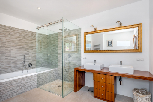 En-suite bathroom