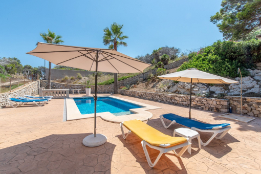 Terrasse, Pool und Panorama – mediterranes Lebensgefühl unter freiem Himmel
