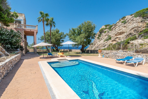 Meerblick auf allen Ebenen – Villa in erster...