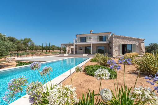 Finca mit mediterranen Garten