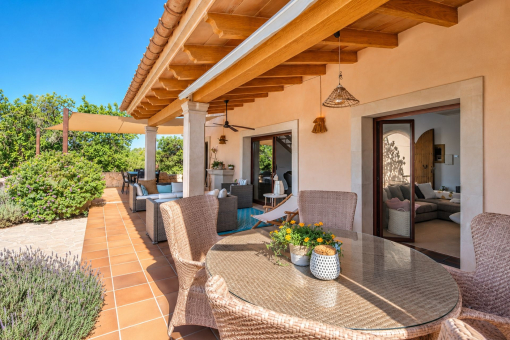 Terrasse mit direktem Zugang zum Pool