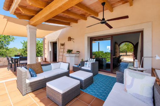Terrasse mit direktem Zugang zum Pool