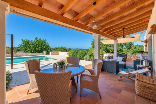 Terrasse mit direktem Zugang zum Pool