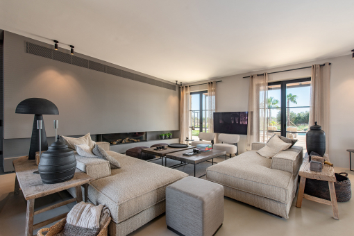 Elegante living area with fireplace