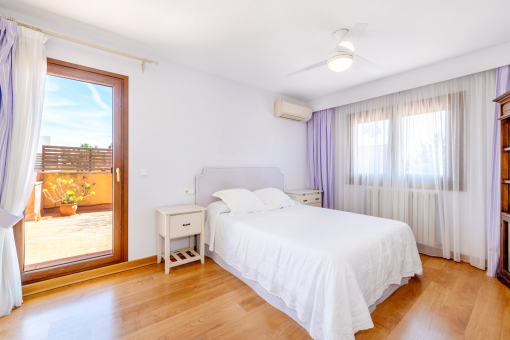 Bedroom with terrace