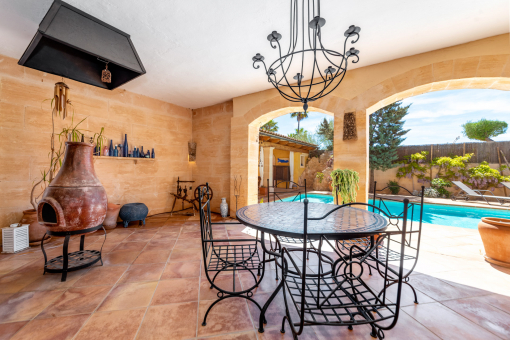 Covered terrace with dining area