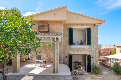 View of the facade with porch